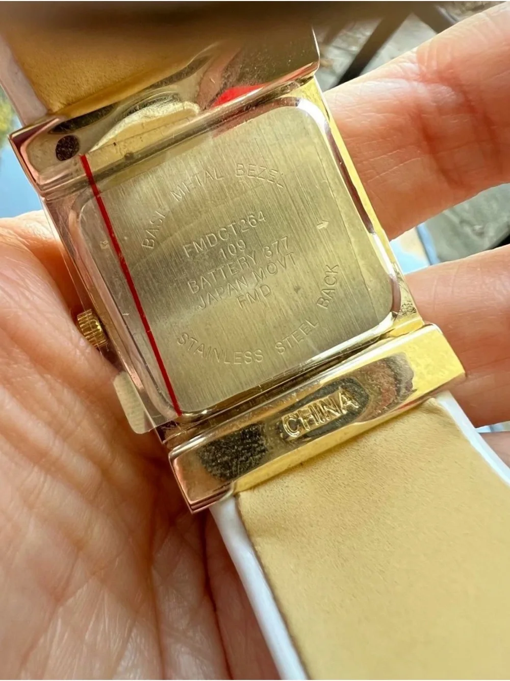 Vintage Y2K Gold-Tone Face White Bracelet Fashion Watch
